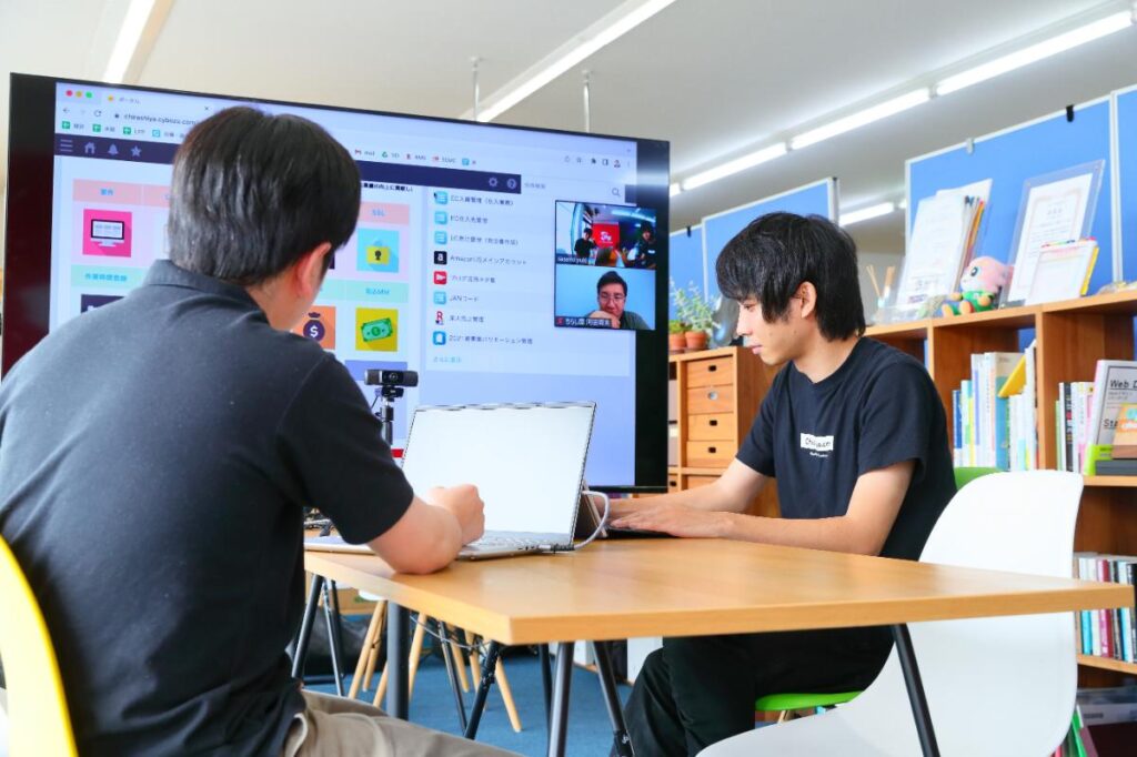 導入支援:現状のメール環境の確認と業務の棚卸しを行う打ち合わせの様子